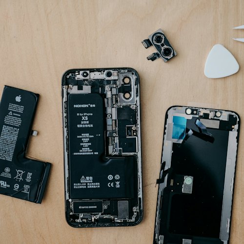 Celulares abertos na bancada